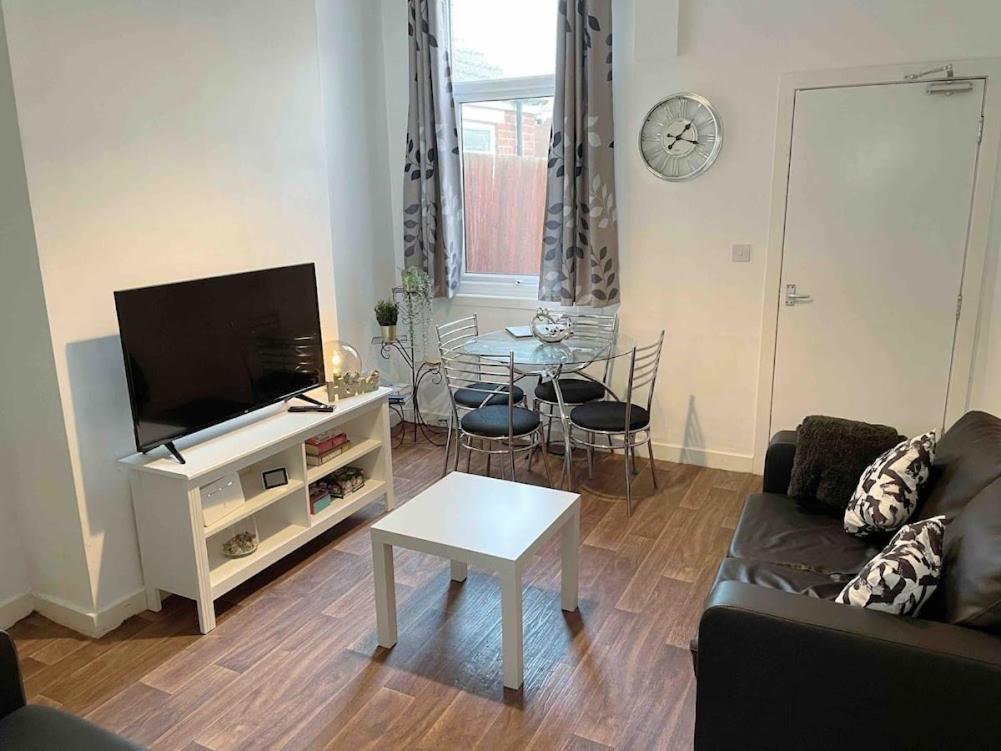 Homely 3 Bed Town House In Coventry City Centre Ngoại thất bức ảnh