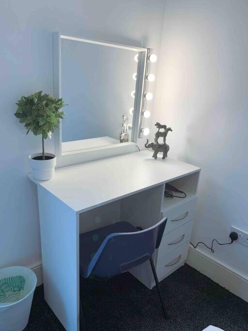 Homely 3 Bed Town House In Coventry City Centre Ngoại thất bức ảnh